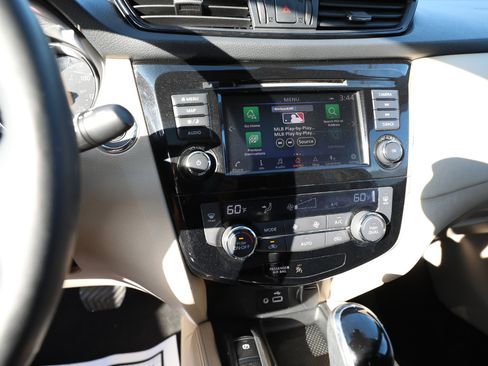 Used 2019 Nissan Rogue SL w/ Premium Package image 19