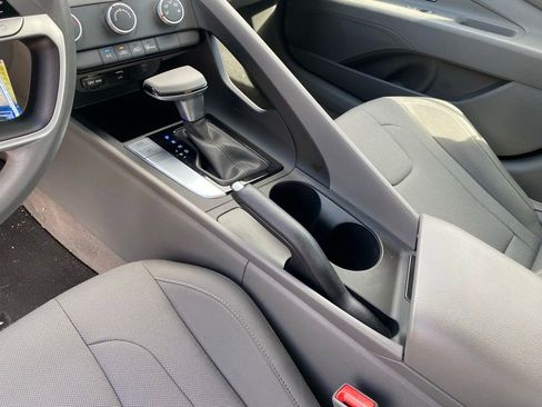 Used 2024 Hyundai Elantra SE image 13