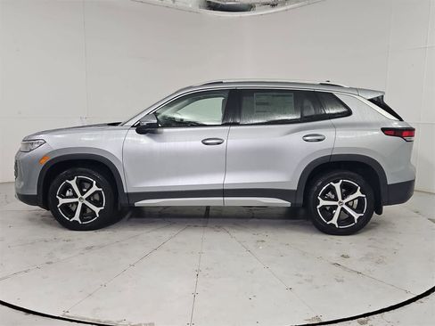 New 2025 Volkswagen Tiguan SE image 3