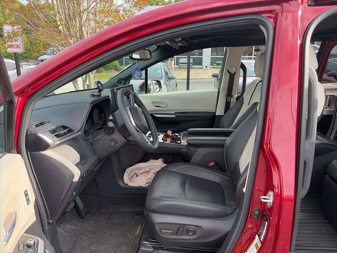 Used 2025 Toyota Sienna Platinum AWD/4WD image 2