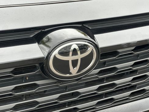 Used 2025 Toyota RAV4 XLE FWD image 38