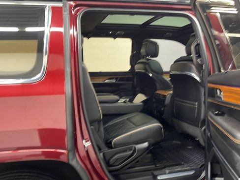 Used 2023 Jeep Grand Wagoneer Series III w/ HD Trailer Tow Package AWD/4WD image 15