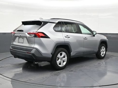 Used 2021 Toyota RAV4 XLE FWD image 5