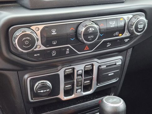 Used 2020 Jeep Wrangler Unlimited Sahara image 35