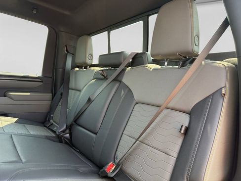 Used 2025 Chevrolet Silverado 2500 ZR2 w/ Technology Package AWD/4WD image 39