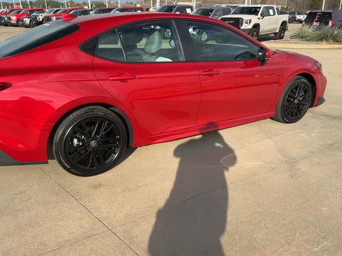 Used 2025 Toyota Camry SE image 9