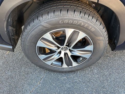 Used 2023 Toyota Highlander XLE FWD image 39