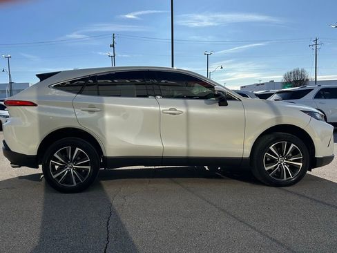 Used 2022 Toyota Venza XLE image 12