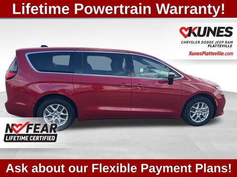 Used 2025 Chrysler Pacifica Select FWD image 3