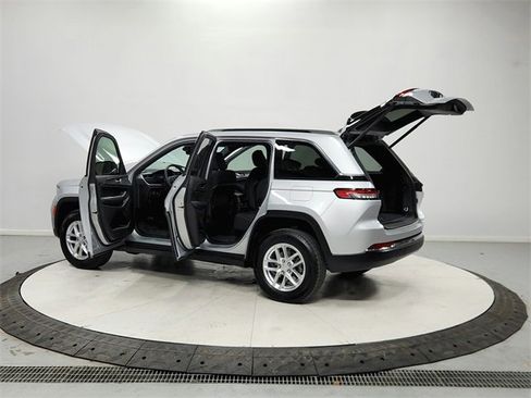 Used 2025 Jeep Grand Cherokee Laredo X w/ Luxury Tech Group I image 13