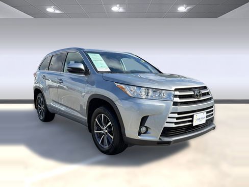 Used 2018 Toyota Highlander XLE AWD/4WD image 6