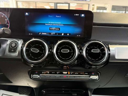 Used 2023 Mercedes-Benz GLB 250 w/ Premium Package image 16