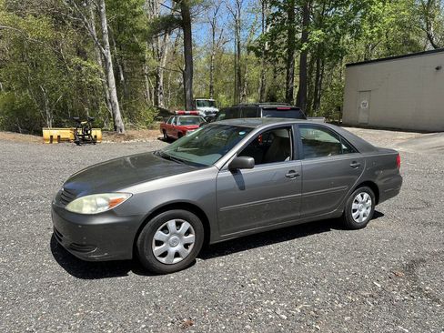 Used 2004 Toyota Camry LE FWD image 1