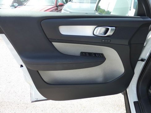Used 2020 Volvo XC40 T4 Momentum FWD image 9