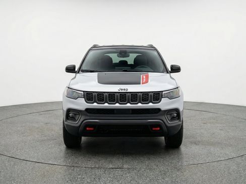 Used 2025 Jeep Compass Trailhawk AWD/4WD image 2
