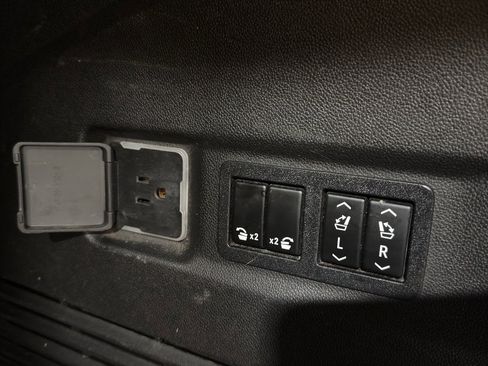 Used 2021 Chevrolet Suburban High Country w/ Premium Package image 25