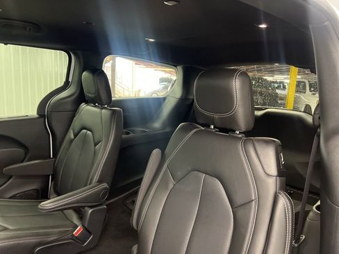 Used 2025 Chrysler Pacifica Select image 11
