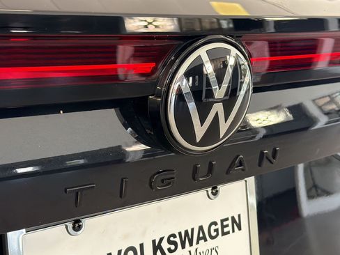 Used 2025 Volkswagen Tiguan SE R-Line FWD image 33