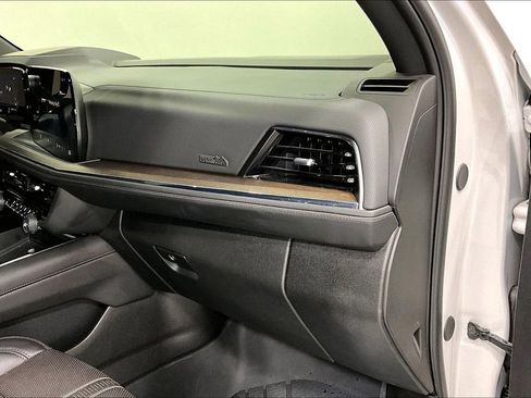 Used 2025 Chevrolet Suburban High Country AWD/4WD image 18