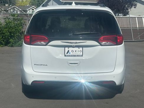 Used 2017 Chrysler Pacifica Touring-L FWD image 4
