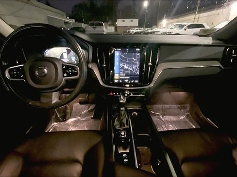 Used 2022 Volvo V60 T5 Cross Country image 16