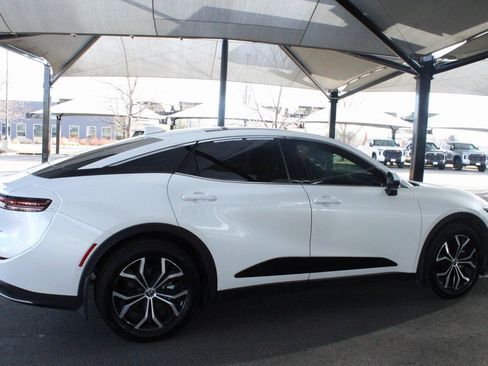 Used 2023 Toyota Crown Limited image 18