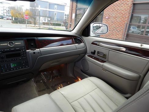 Used 2007 Lincoln Town Car Signature image 14