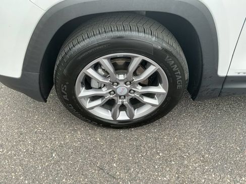 Used 2024 GMC Terrain SLT AWD/4WD image 9