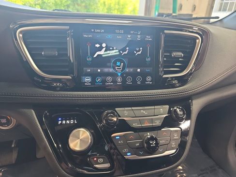 Used 2020 Chrysler Pacifica Limited FWD image 20