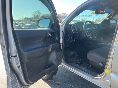 Used 2017 Toyota Tacoma TRD Sport w/ Tow Package (A/T) image 4