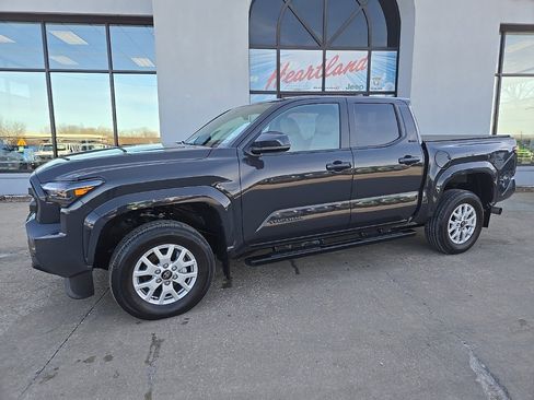Used 2025 Toyota Tacoma SR5 image 4