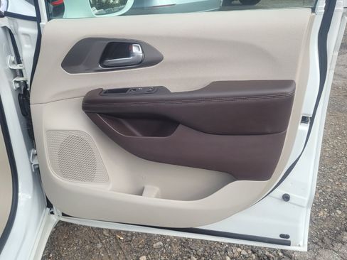 Used 2017 Chrysler Pacifica Touring-L Plus image 23