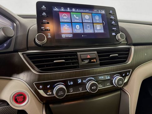 Used 2018 Honda Accord Touring image 18