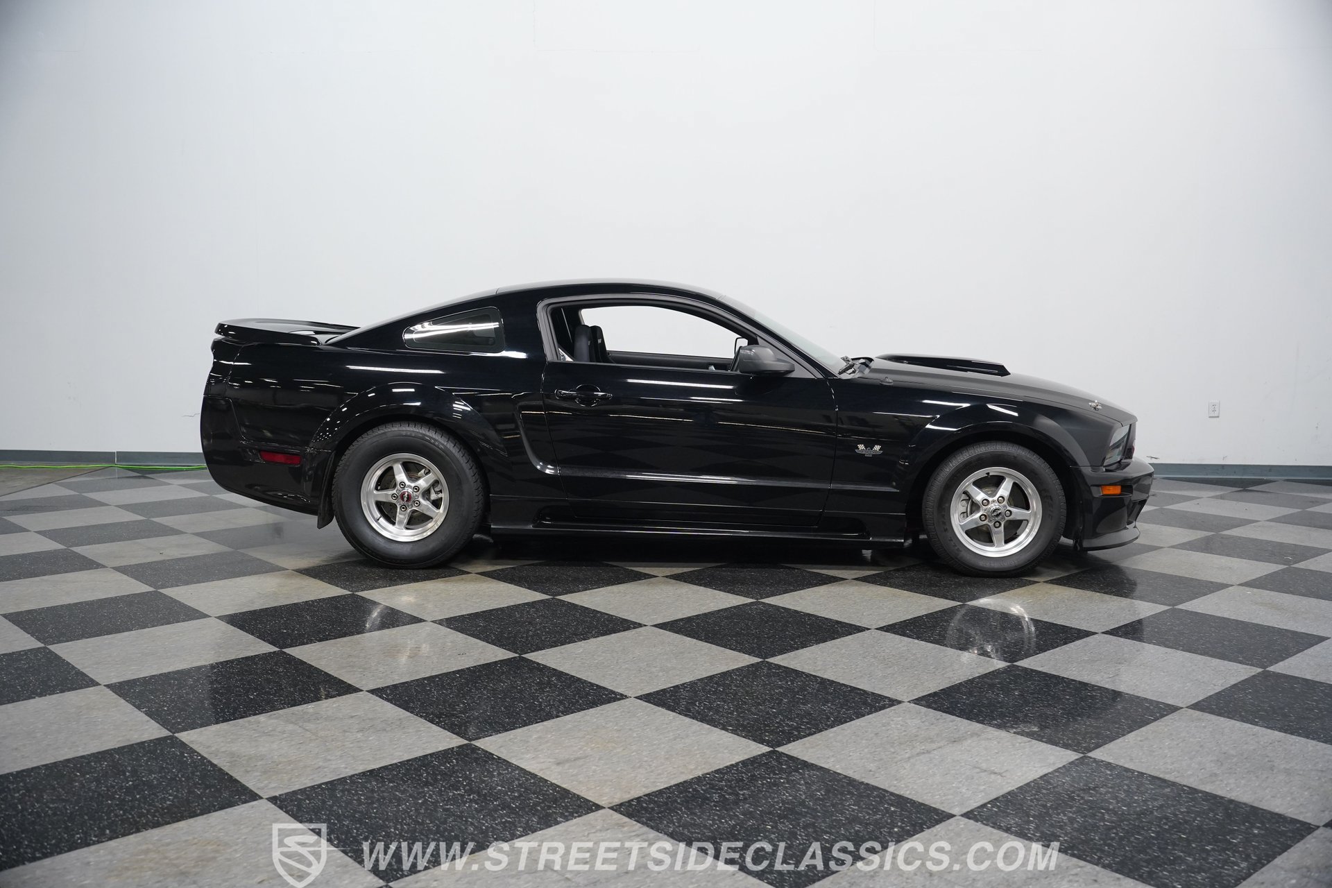 Used 2006 Ford Mustang GT RWD image 14