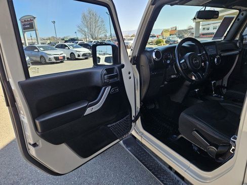 Used 2016 Jeep Wrangler Unlimited Rubicon w/ Connectivity Group image 8