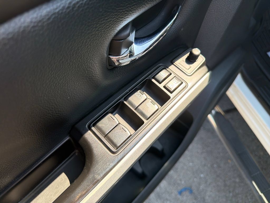 Used 2018 Nissan Titan SV AWD/4WD image 18