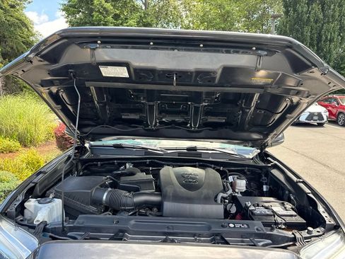 Used 2018 Toyota Tacoma TRD Sport AWD/4WD image 28
