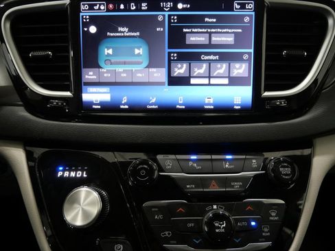 Used 2024 Chrysler Pacifica Touring-L FWD image 20