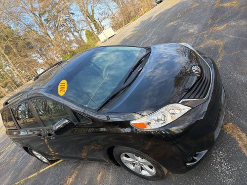 Used 2011 Toyota Sienna LE FWD image 13