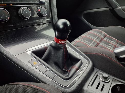 Used 2017 Volkswagen Golf S image 6