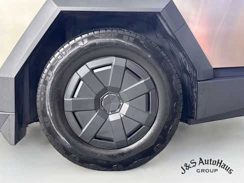 Used 2024 Tesla Cybertruck AWD Crew Cab image 40