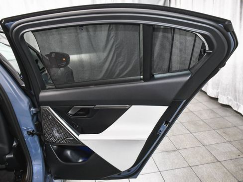 Used 2025 BMW M5 w/ Executive Package image 17