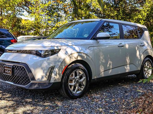 Certified 2023 Kia Soul LX w/ LX Technology Package image 3