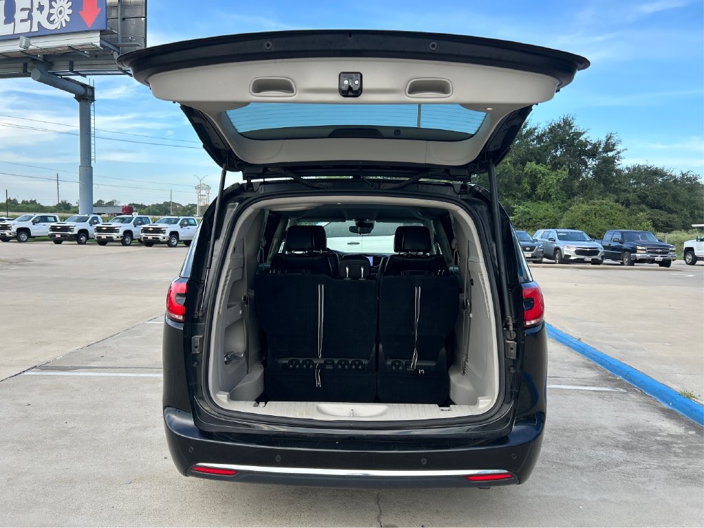 Used 2024 Chrysler Pacifica Touring-L FWD image 11