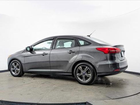 Used 2018 Ford Focus SE w/ SE Appearance Package image 4