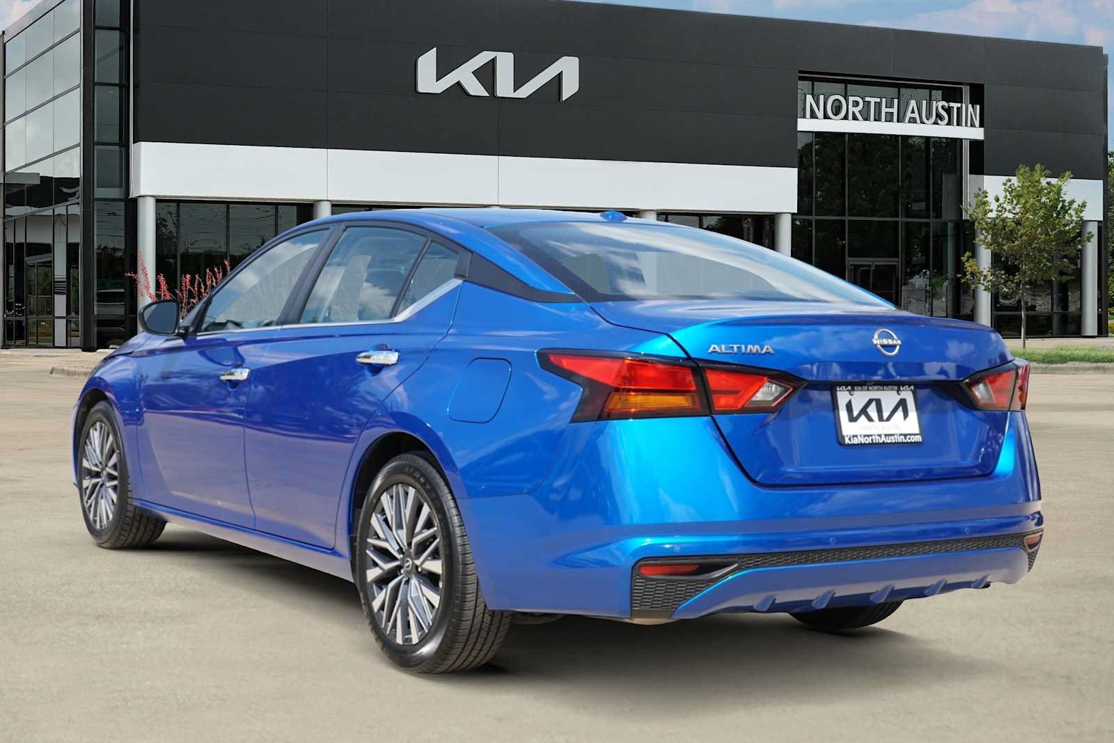 Used 2025 Nissan Altima 2.5 SV FWD image 4