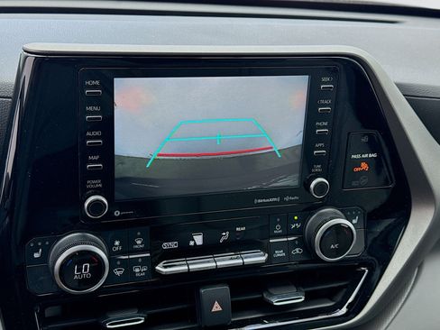 Used 2021 Toyota Highlander XLE image 10