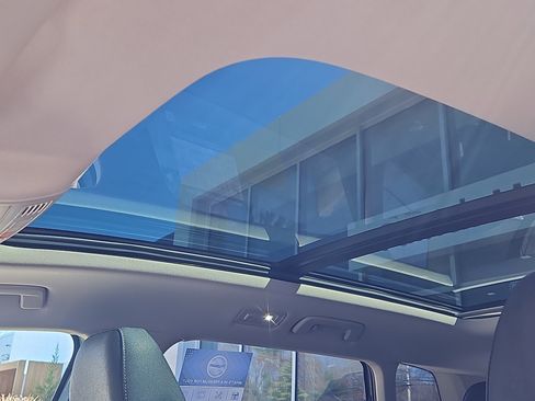 Used 2025 Volkswagen Taos SE AWD/4WD image 7