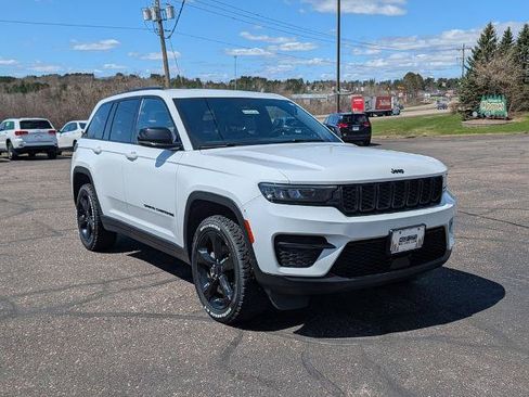 Used 2023 Jeep Grand Cherokee Altitude AWD/4WD image 3