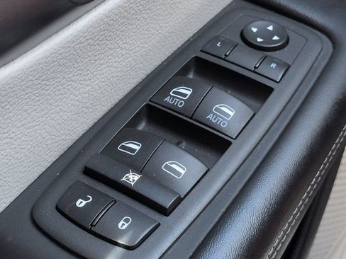 Used 2021 Chrysler Pacifica Touring-L FWD image 24